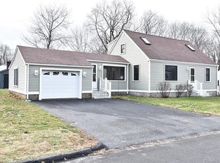 6 McElaney Dr E, Niantic, CT 06357