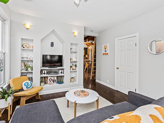3rd image of 879 N Paulina St #2