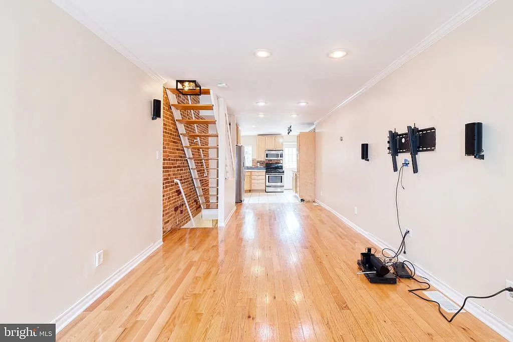 3 bed, 2.5 bath, 1220 sqft, $2,800 — Photo 2