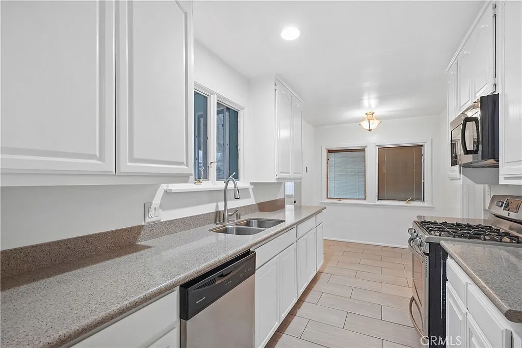 4 bed, 1415 sqft, $4,200 — Photo 3