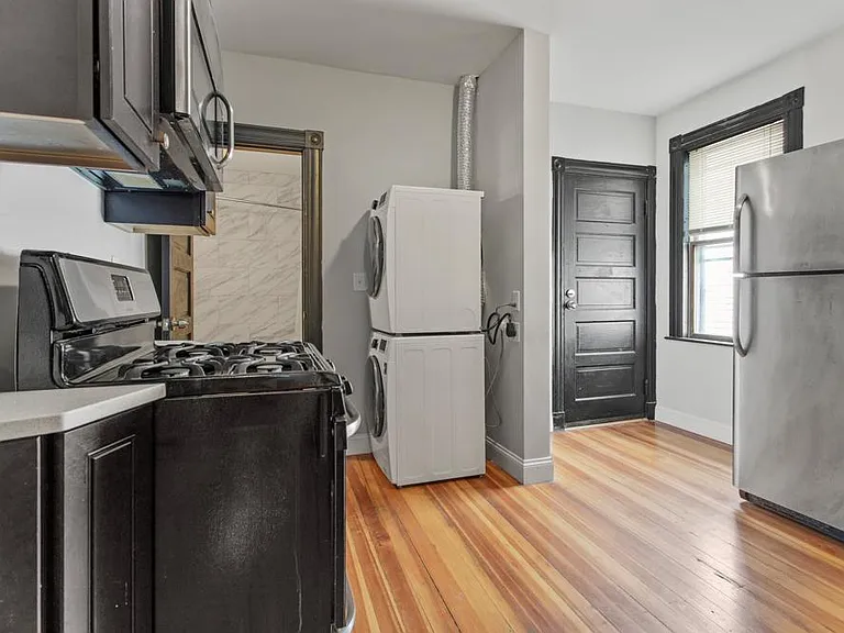 18 Peverell St #2 — Photo 6