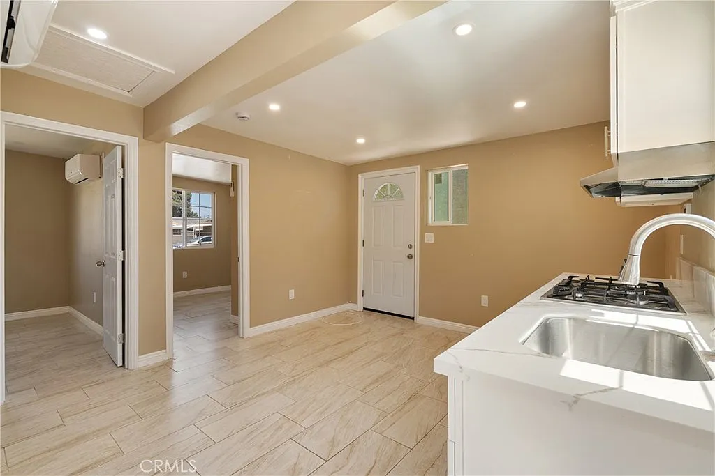 2 bed, 450 sqft, $2,200 — Photo 2