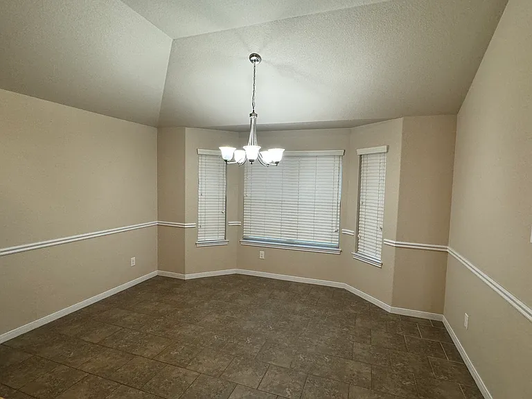 703 Hailie — Photo 5
