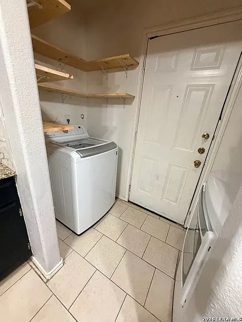 Room in 3 Bedroom Home in San Antonio — Photo 4