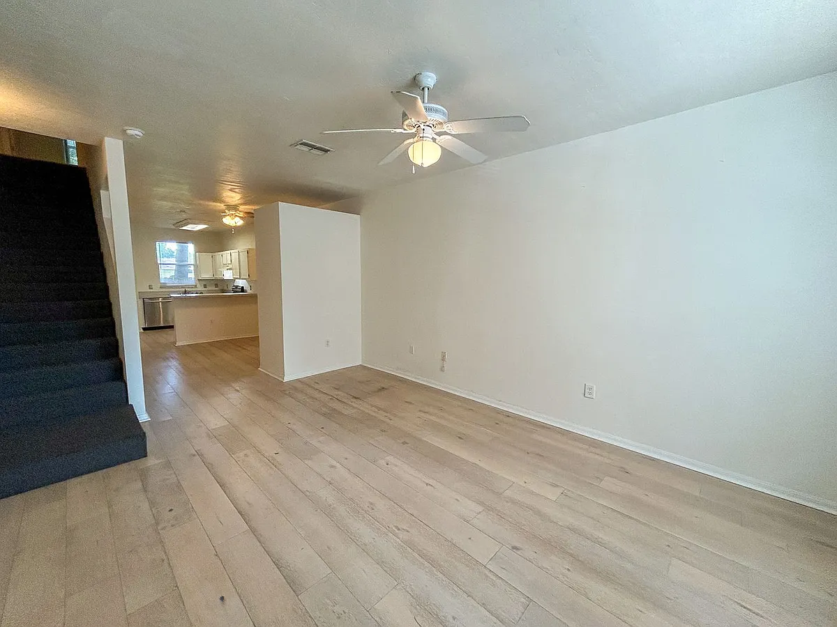 Building Photo - 4415 SW 34th St #803