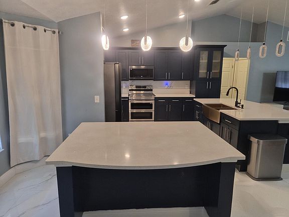 3rd image of 701 SW Sarazen Avenue