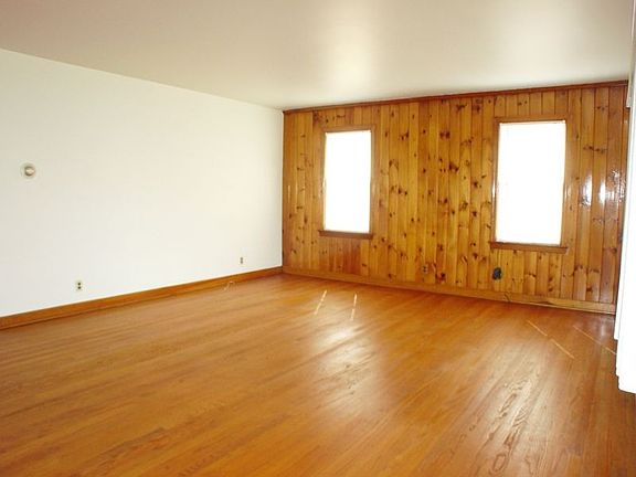3rd image of 218 No 4 Ave