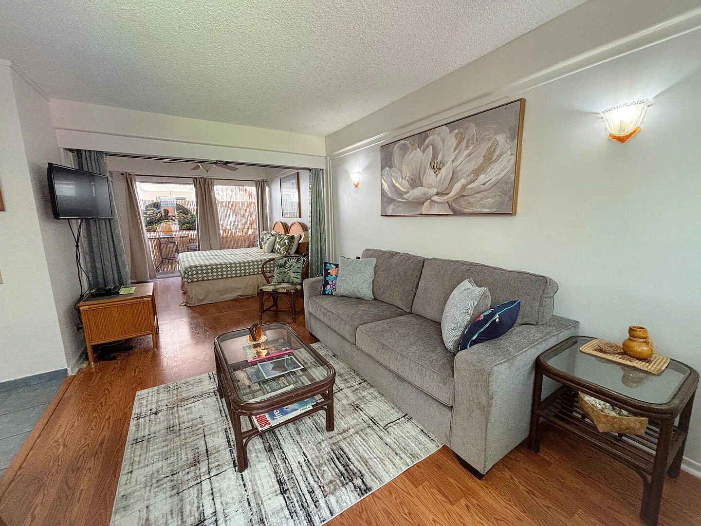 2 Blocks to Waikiki Beach | Lanai + Pool — Photo 2