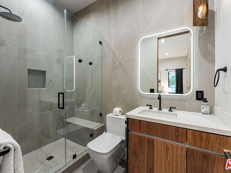 13463 Chandler Blvd — Photo 16