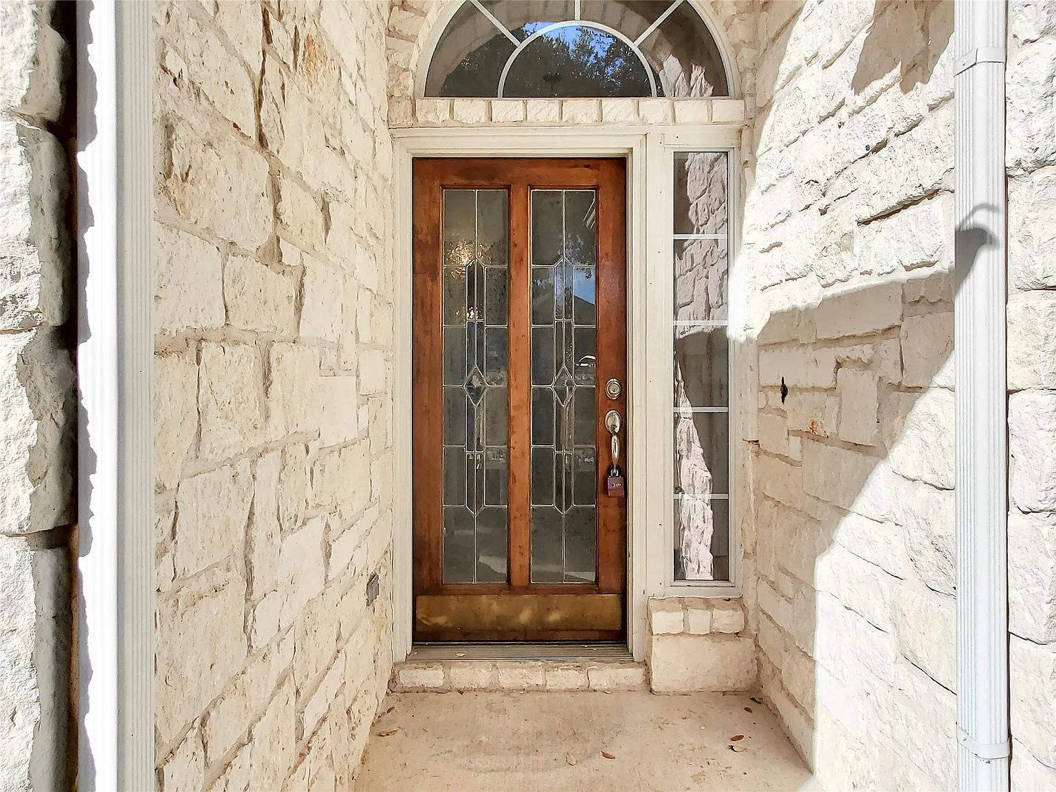 4 bed, 2.0 bath, 2121 sqft, $2,195 — Photo 3