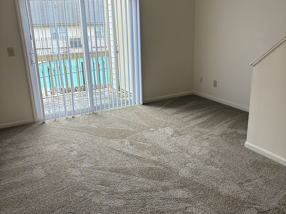 1st image of 906 Creekside Pl