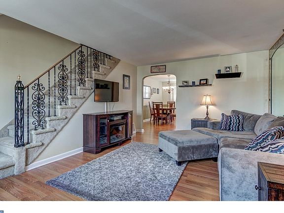 4th image of 706 Surrey Ln