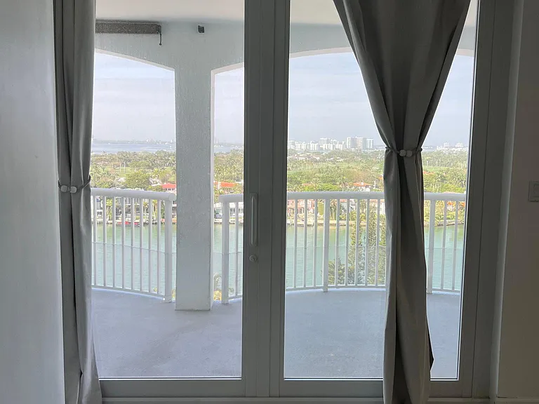 5401 Collins Ave #1029 — Photo 7