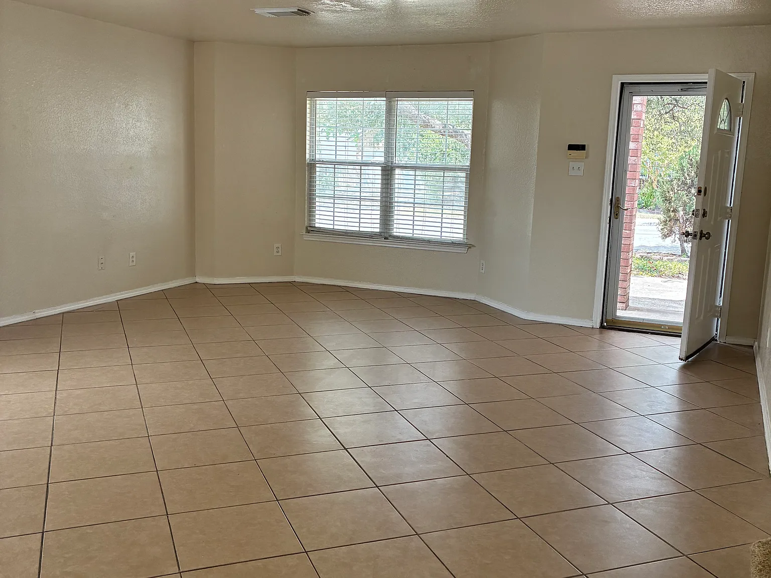 4 bed, 2278 sqft, $1,950 — Photo 1