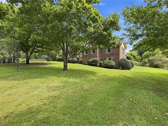 2nd image of 208 Woodland Cir