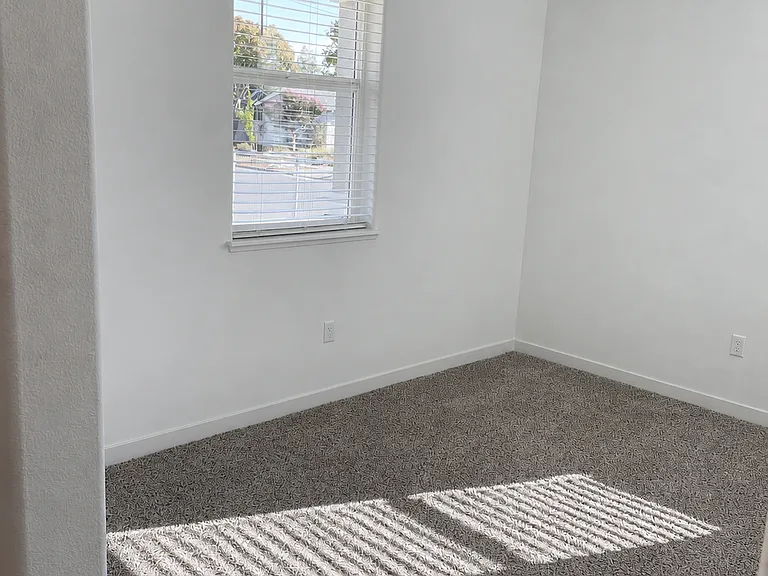 129 Sophia Ct — Photo 20