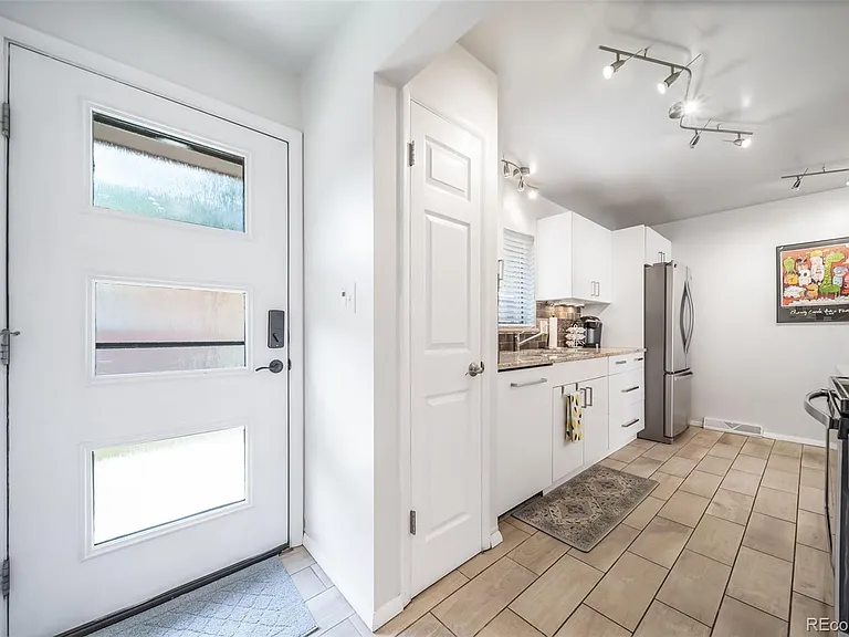 532 N Clayton St — Photo 4