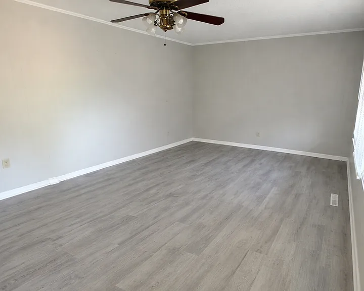 152 Leonard Dr — Photo 2