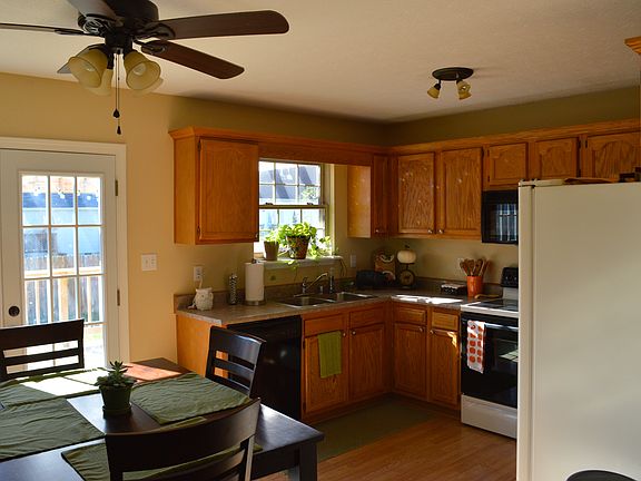 4th image of 249 Lakes Edge Dr
