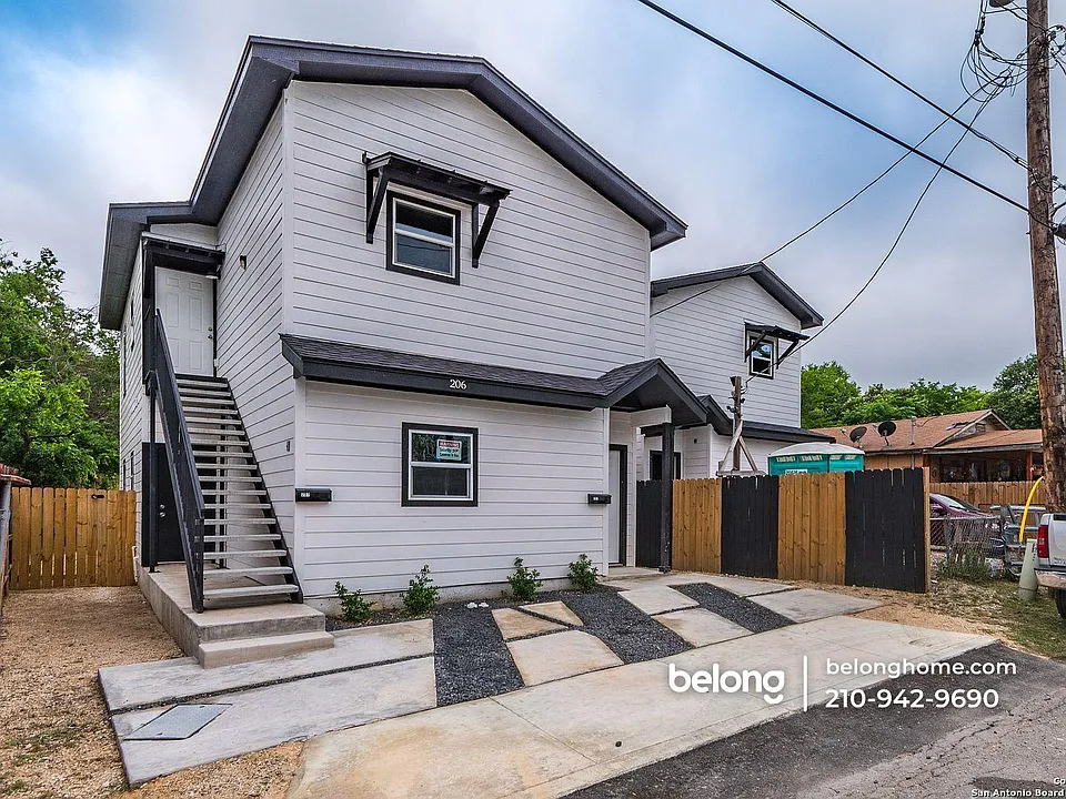 206 Roberts St #201