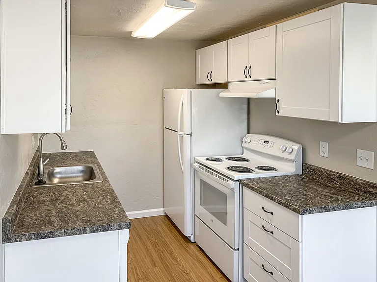 Apartment in West Salem near banks, shopping areas, bus lines, and downtown! ~ Colonial — Photo 57