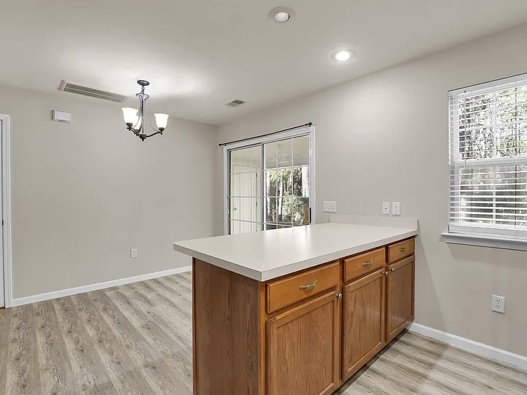 230 N Cir — Photo 12