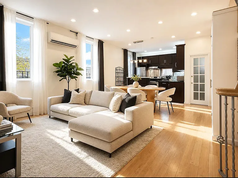 318 E 62nd St #PENTHOUSE — Photo 1