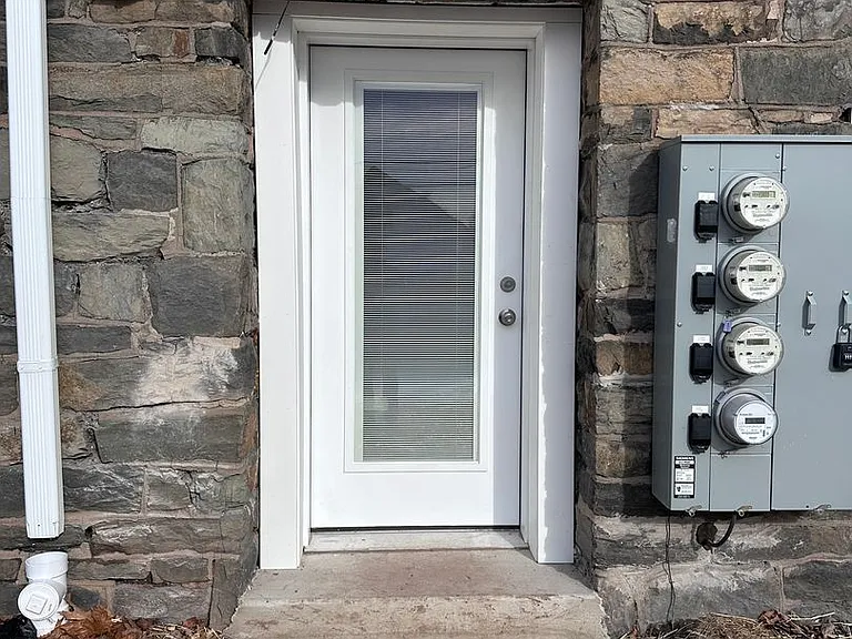 824 E High St — Photo 3