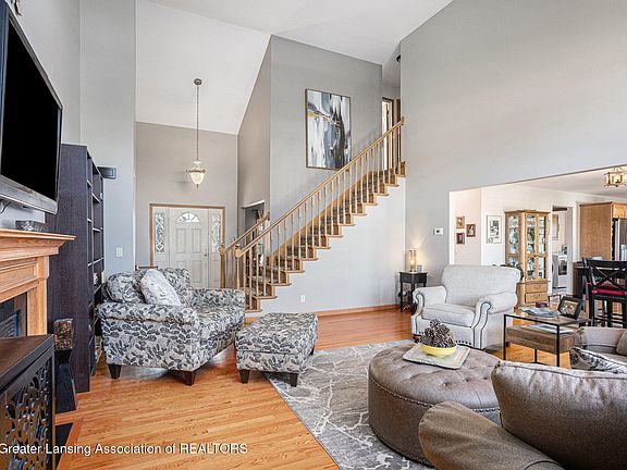 5th image of 587 E Braeburn Dr