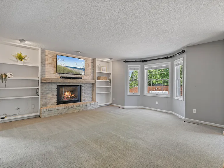 4690 Lindbergh Dr — Photo 20