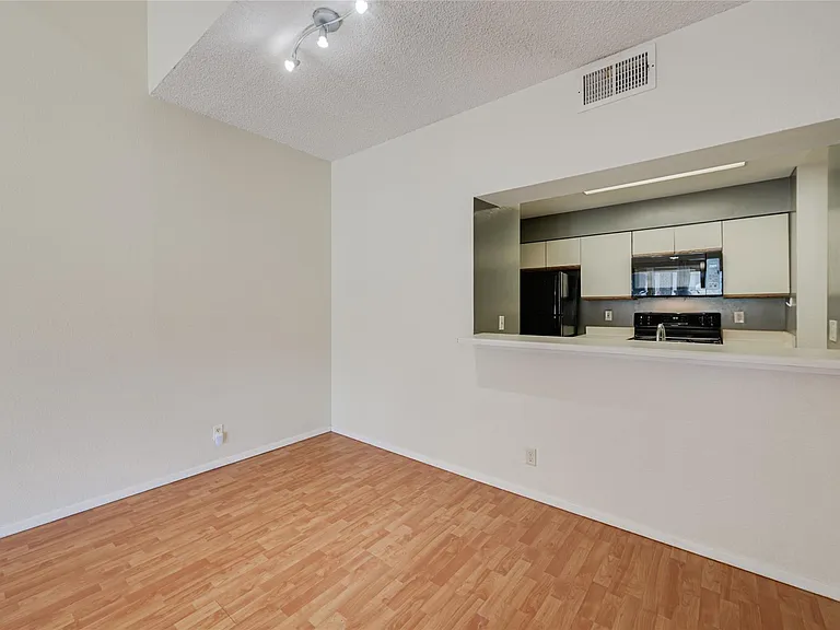 807 W 25th St #316 — Photo 4