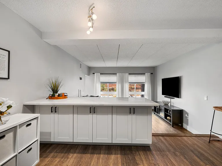 160 Burkhall St #212 — Photo 7
