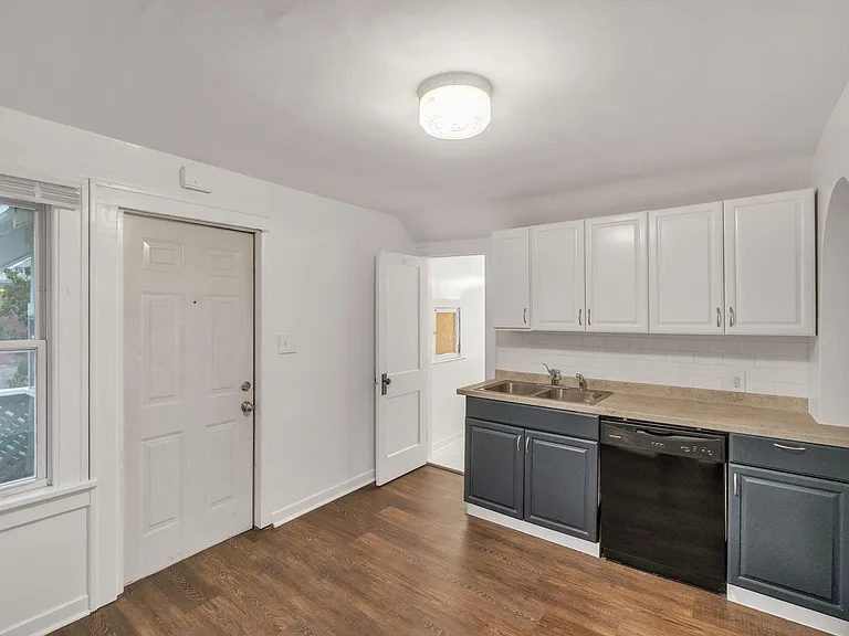 1046 Courtney St NW #2 — Photo 4