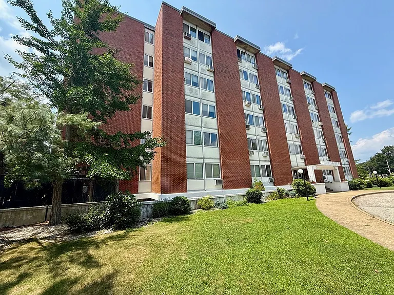Blackstone Apartments — Photo 11