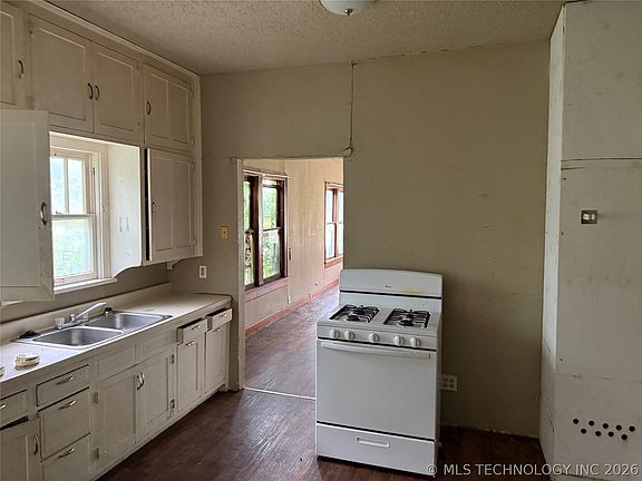 5th image of 502 S Hickory St