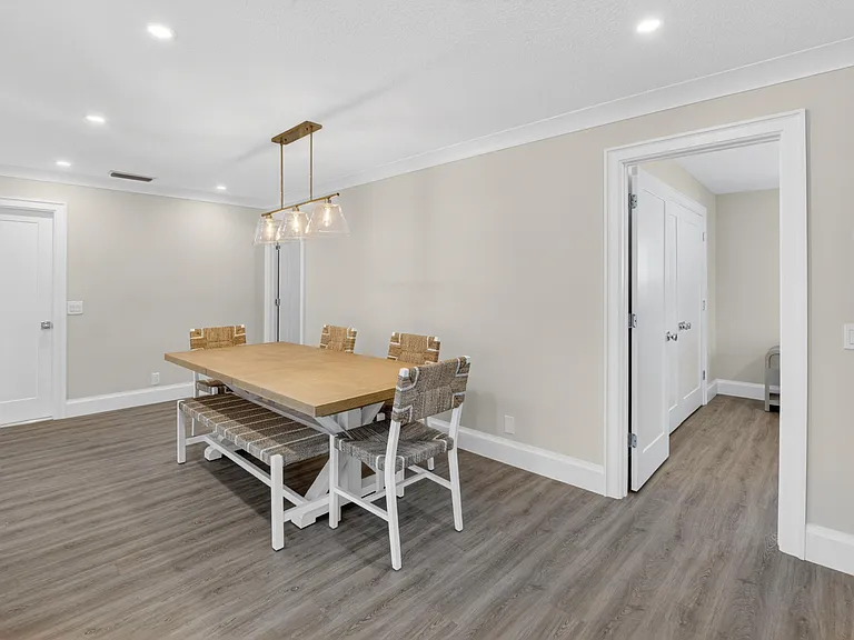 135 SE 28th Ct — Photo 18
