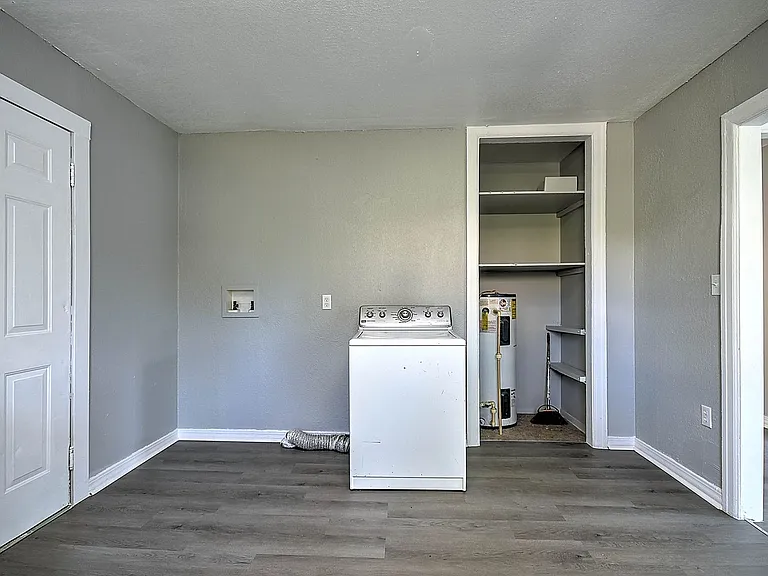 304 N Hardin St — Photo 4