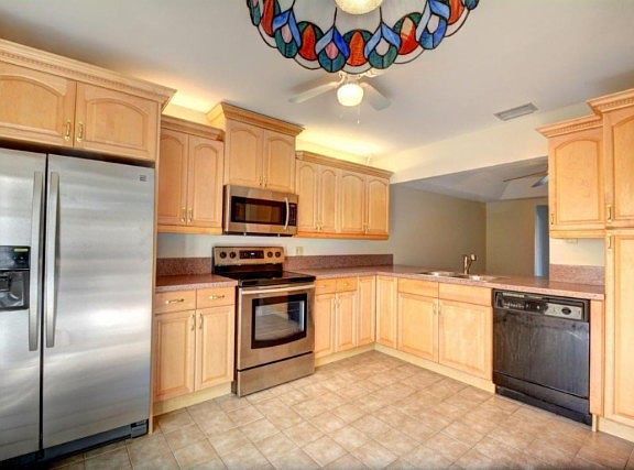 3rd image of 302 Maplewood Dr #0