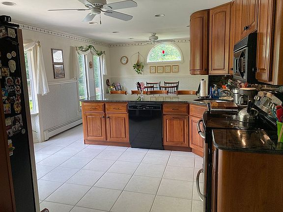 5th image of 14 Thomas Dr