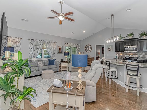 4th image of 249 Maple Oak Dr.