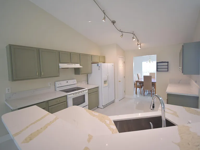 2198 SW Cameo Blvd — Photo 5