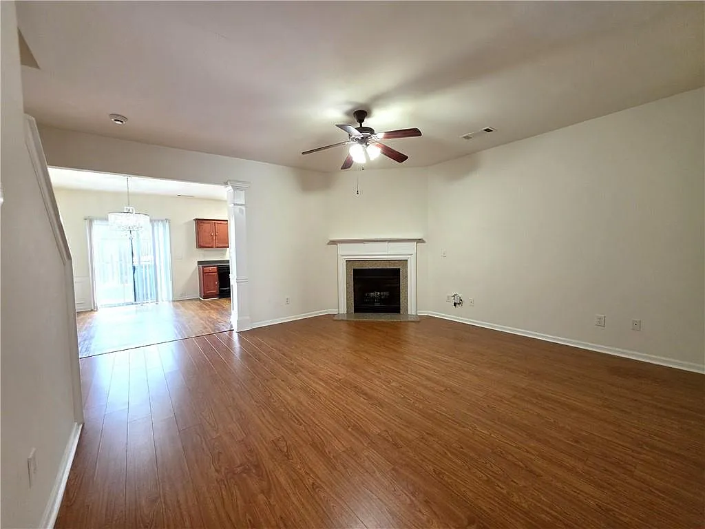 3 bed, 2.5 bath, 1696 sqft, $2,100 — Photo 3