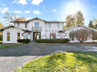 35 Regent Dr, Oak Brook, IL 60523