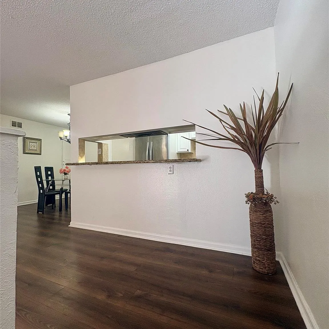 2 bed, 1.5 bath, 975 sqft, $1,575 — Photo 4