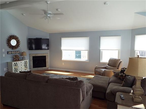 5th image of 221 N 12th St