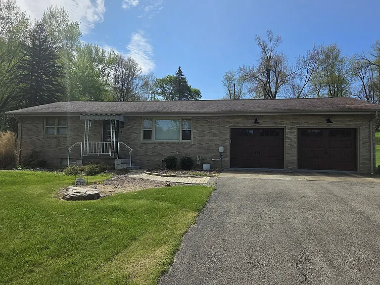 219 Sunset Dr — Photo 1