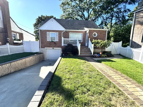 4-4 Firethorne Ln, Valley Stream, NY 11581