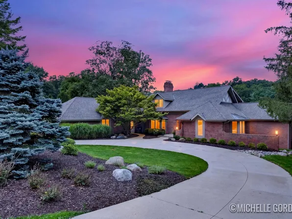 2465 Cascade Springs Dr SE, Grand Rapids, MI 49546