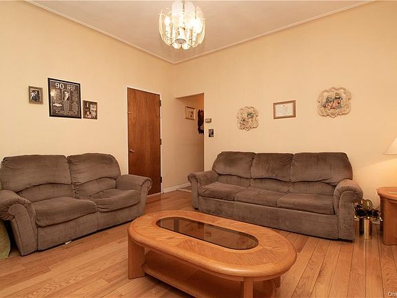 3rd image of 2738 Gifford Ave