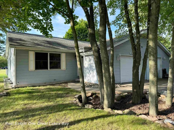 5730 & 5732 Cathedral Dr, Saginaw, MI 48603